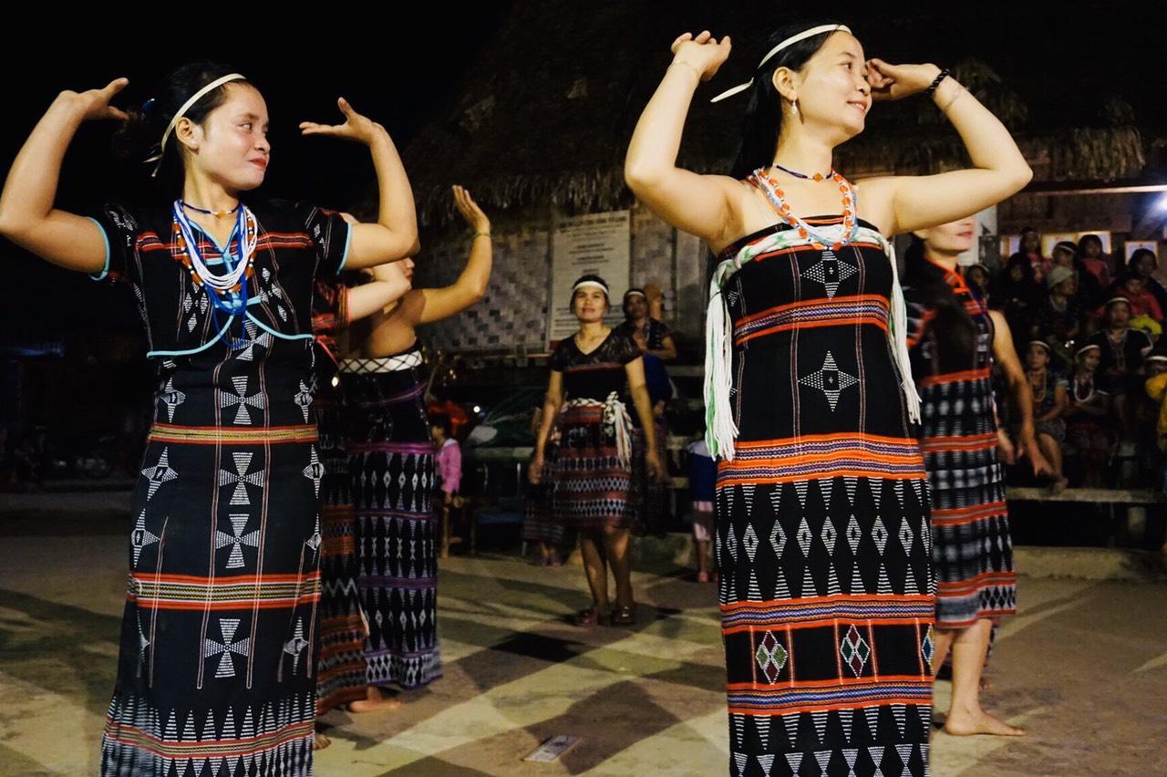 Điệu múa truyền thống của dân tộc Cơ Tu. Ảnh: VCTC